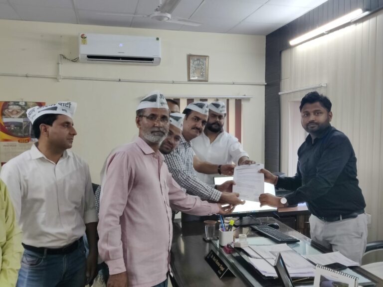 बंबाला पुलिया के कचरा डिपो से उठते धुएं और दुर्गंध के खिलाफ आम आदमी पार्टी ने खोला मोर्चा, अमित दाधीच ने पार्टी कार्यकर्ताओं के साथ नगर निगम को सौंपा ज्ञापन