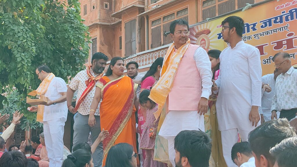 jain manch ke kaaryakaaree adhyaksh raajendr kumaar sogaanee ne bhagavaan mahaaveer svaamee kee jayantee ke shubh avasar par shobhaayaatra ka kiya svaagat