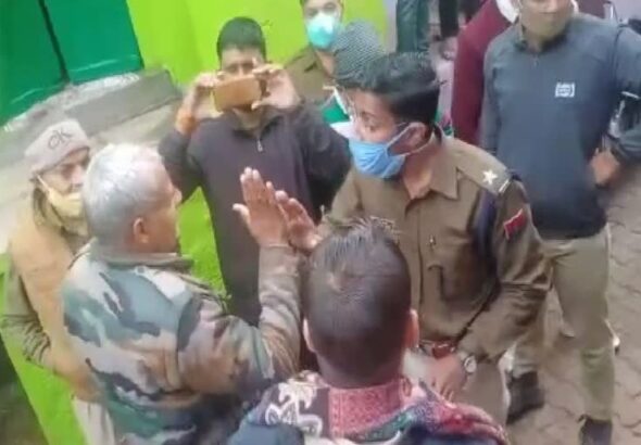 भरतपुर में गांजा बरामद करने पहुची पुलिस पर हुआ पथराव