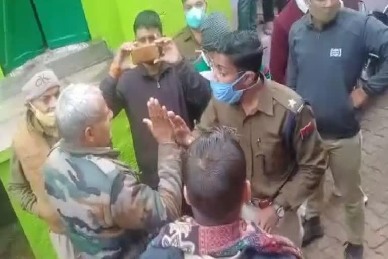 भरतपुर में गांजा बरामद करने पहुची पुलिस पर हुआ पथराव