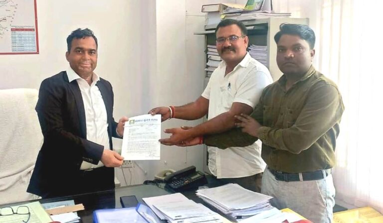 khaatoo shyaam padayaatriyon kee suvidha ko lekar jila kalektar ke naam saumpa gyaapan