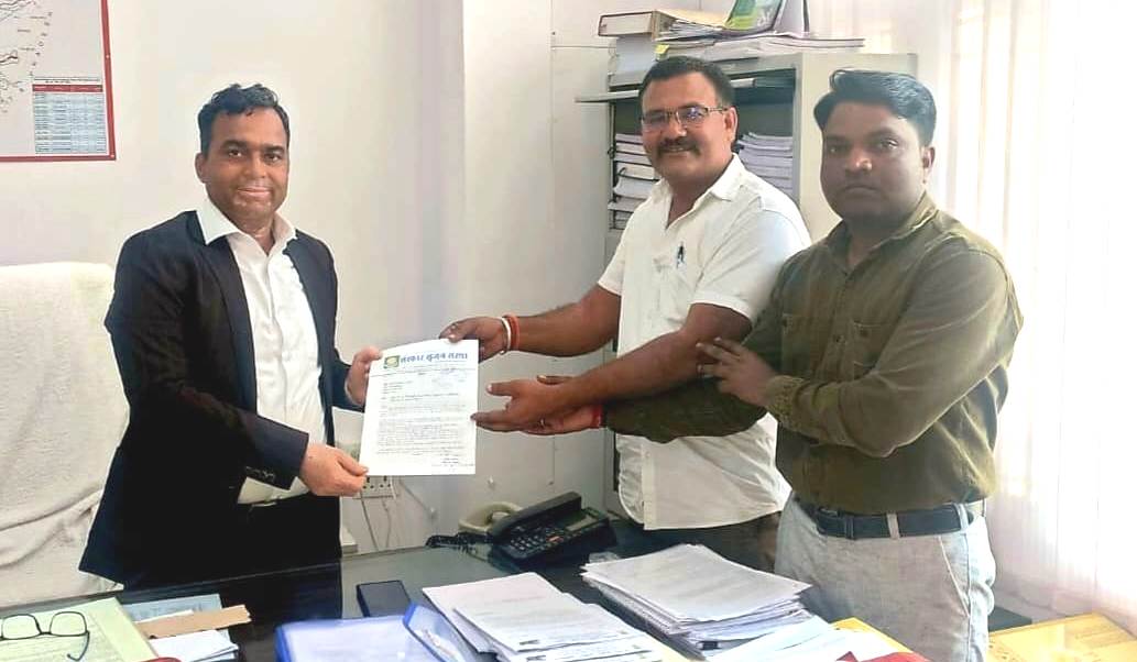 khaatoo shyaam padayaatriyon kee suvidha ko lekar jila kalektar ke naam saumpa gyaapan