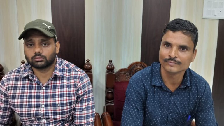 The ACB arrested two Patwaris in Bharatpur while they were accepting a bribe.
