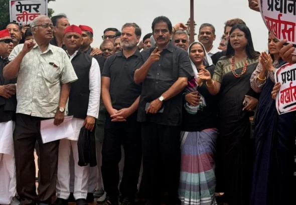 संसद परिसर में विपक्ष का विरोध, प्रधान को पद से हटाने की मांग