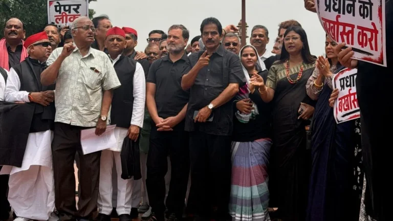 संसद परिसर में विपक्ष का विरोध, प्रधान को पद से हटाने की मांग