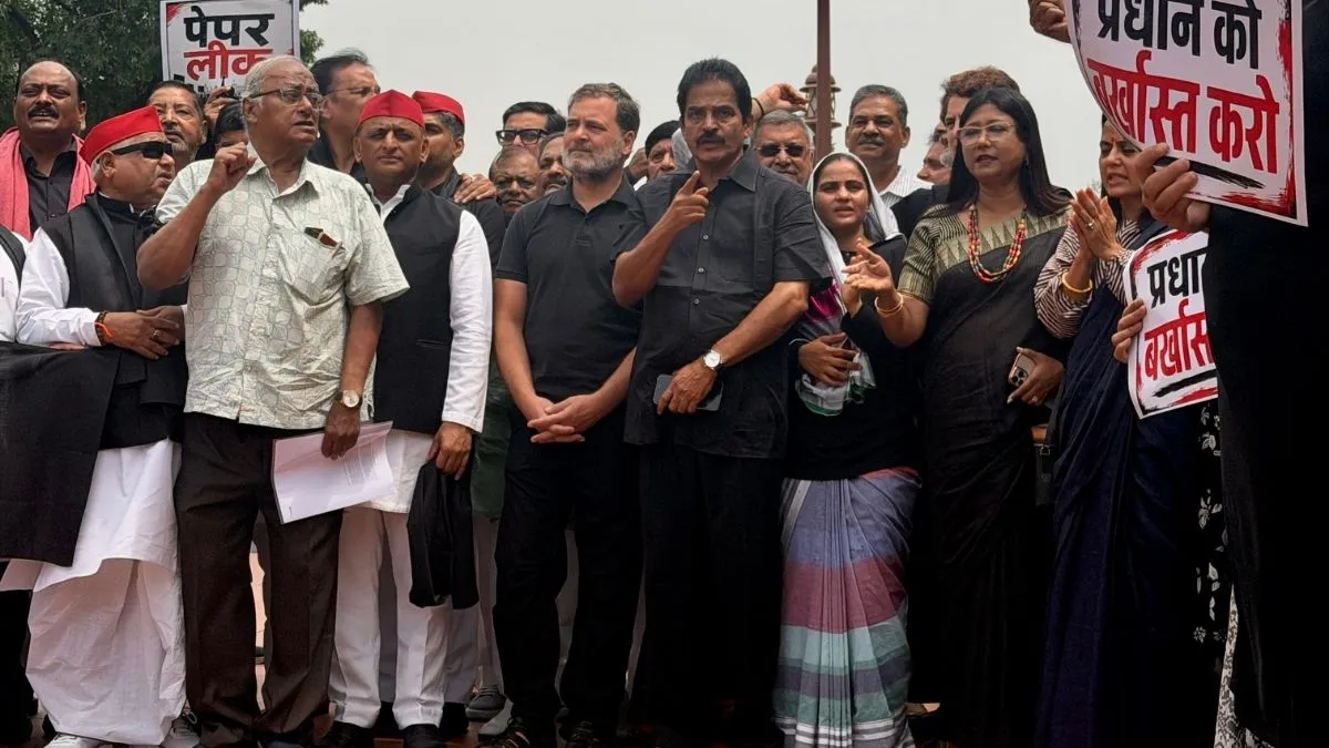 संसद परिसर में विपक्ष का विरोध, प्रधान को पद से हटाने की मांग