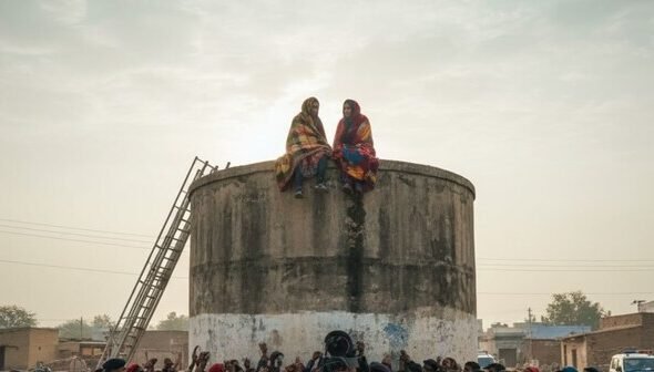 दौसा में हाईवोल्टेज ड्रामा! जमीन के हक के लिए पानी की टंकी पर चढ़ी महिला